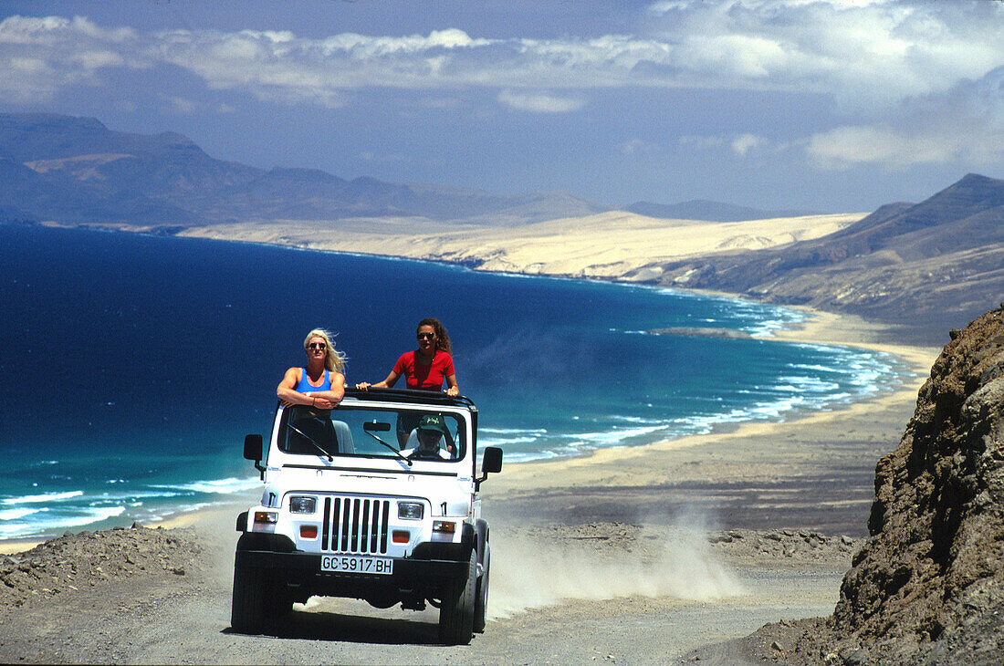 Menschen in einem Jeep oberhalb der Küste, Fuerteventura, Kanarische Inseln, Spanien, Europa