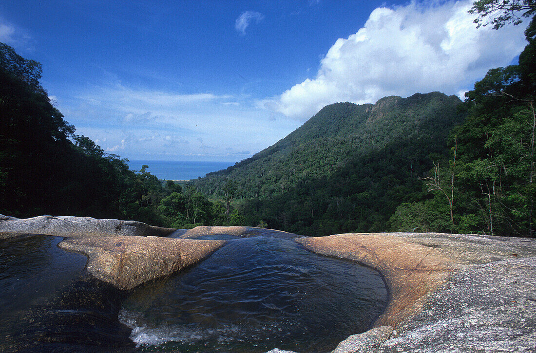 Über dem Wasserfall des Berges Datai, Pulau, Langkawi Malaysia