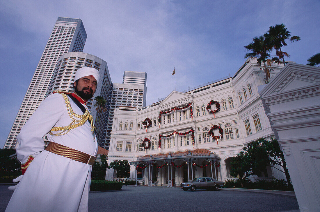 Türsteher im Raffles Hotel, Singapur