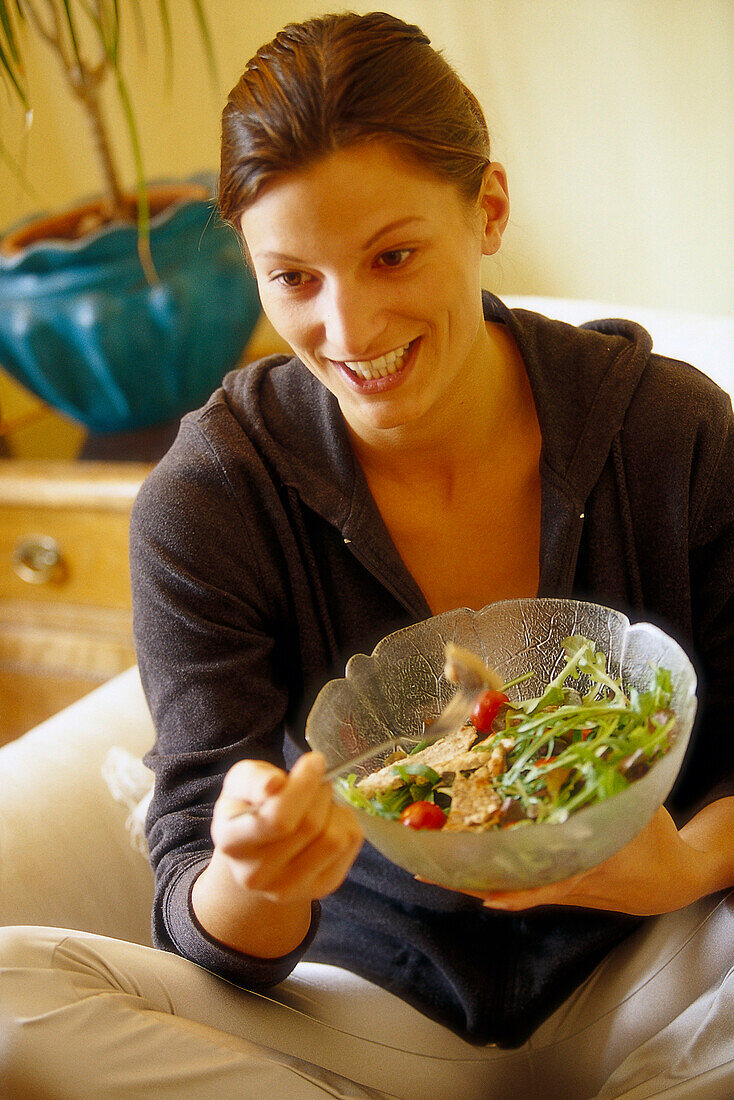 Frau isst Salat, Food