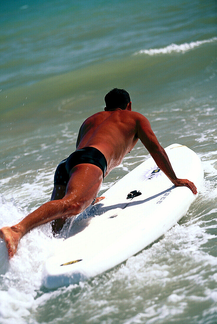Mann auf Surfbrett, People