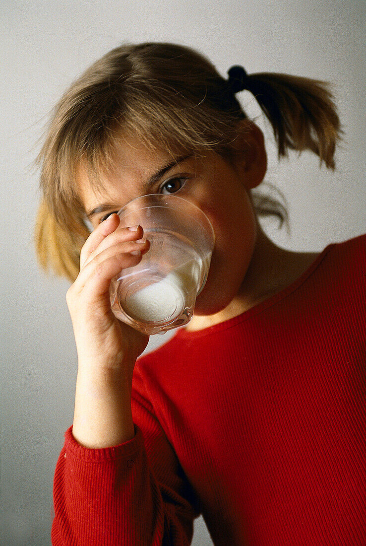 Maedchen trinkt Milch, Kinder People