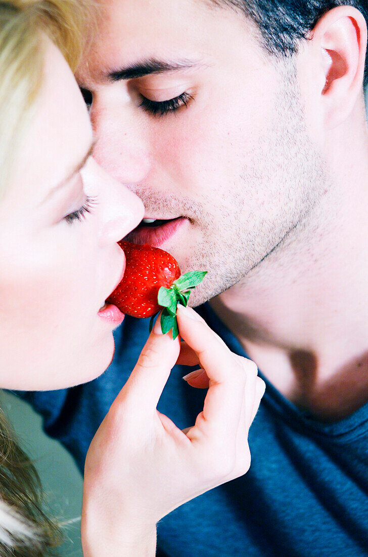 Paar isst Erdbeere