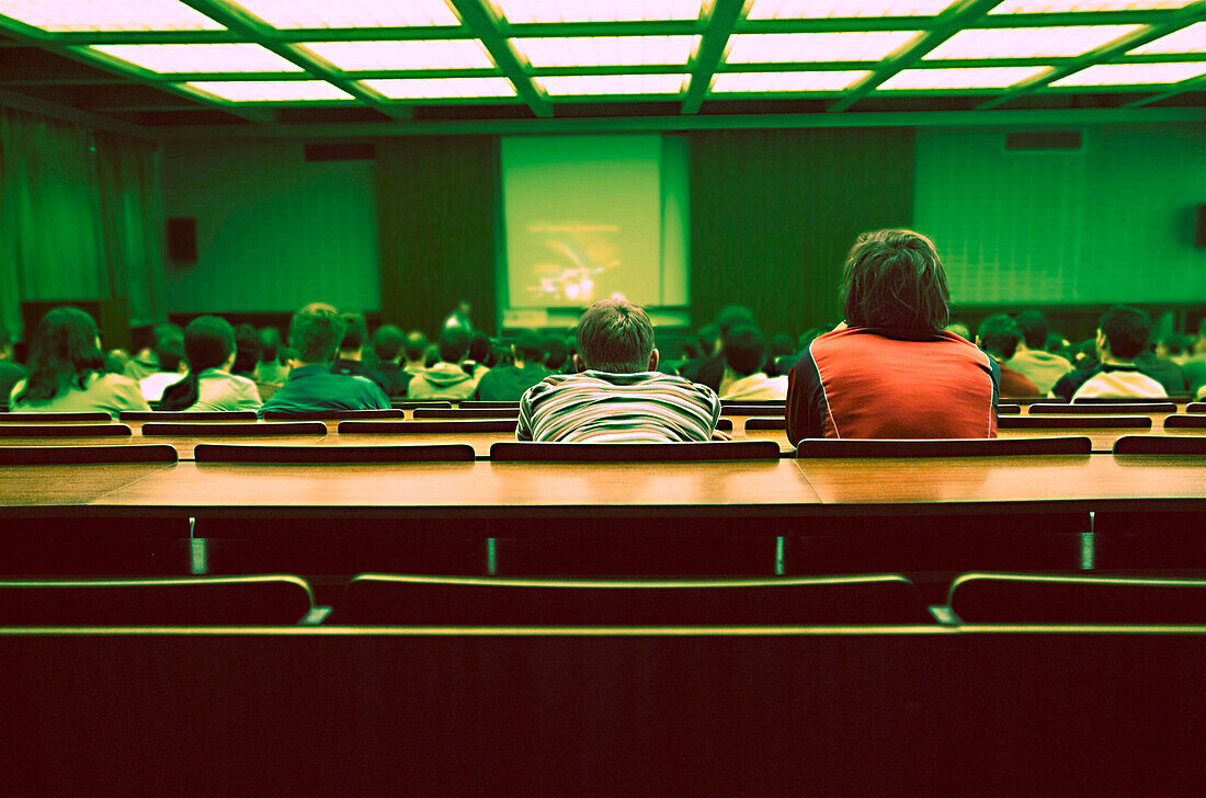 Studenten sitze im Hörsaal