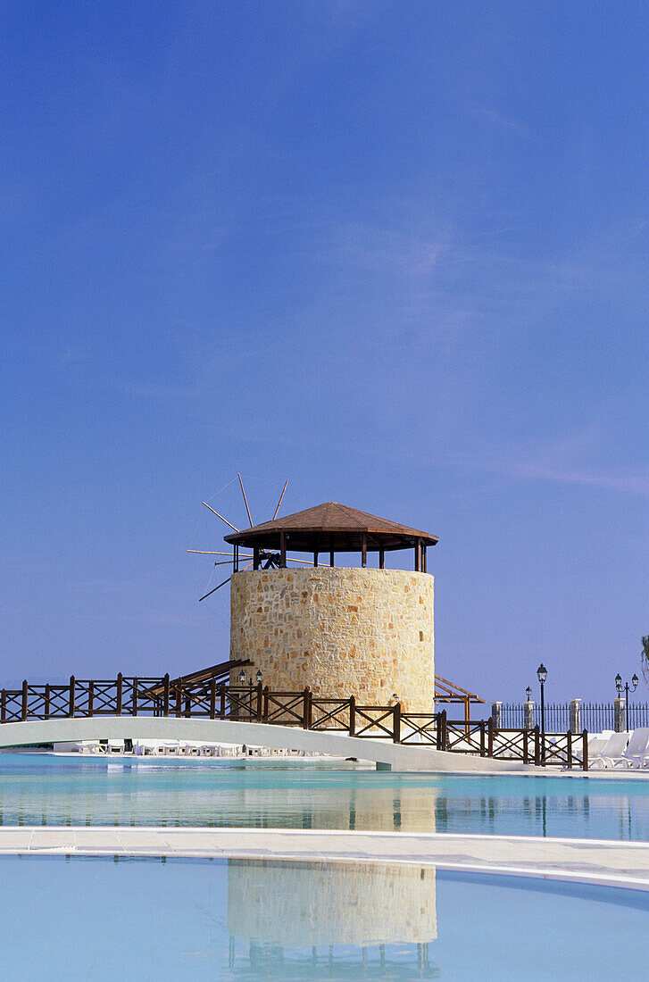 Schwimmbad unter blauem Himmel, Fuerteventura, Spanien
