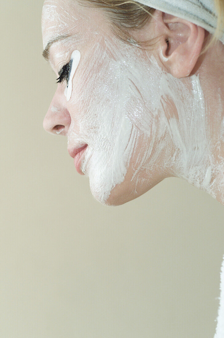 Frau mit Gesichtsmaske, Gesichtsmassage für Menschen