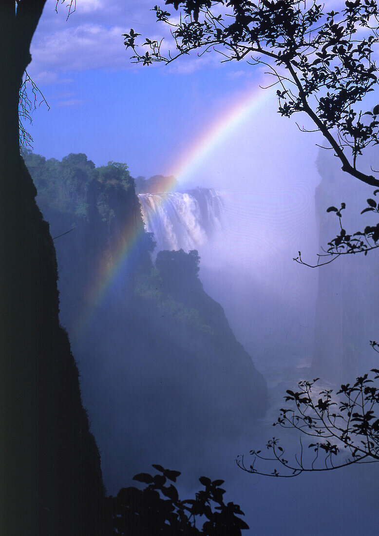 Regenbogen an den Viktoriafällen, Tansania, Afrika