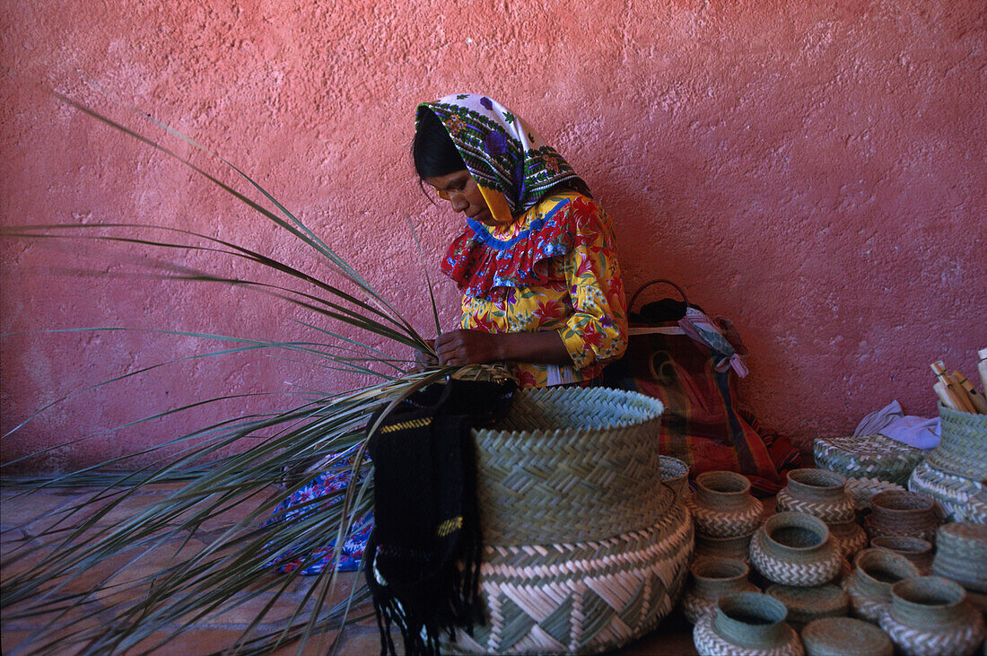 Frau flechtet einen Korb in Tarahumaras, Mexiko