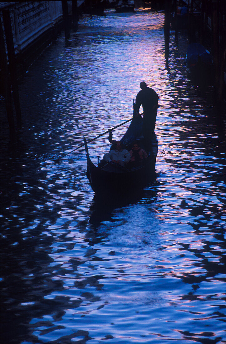 Gondel auf einem Kanal am Abend, Venedig, Italien, Europa