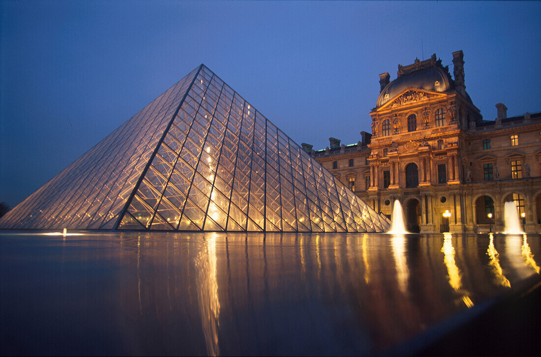 Louvre Pyramide Paris, Frankreich