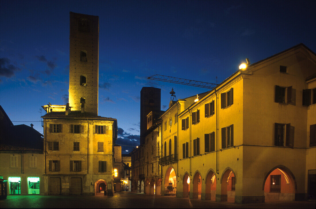 Menschenleerer Marktplatz in der Nacht, Alba, Piemont, Italien