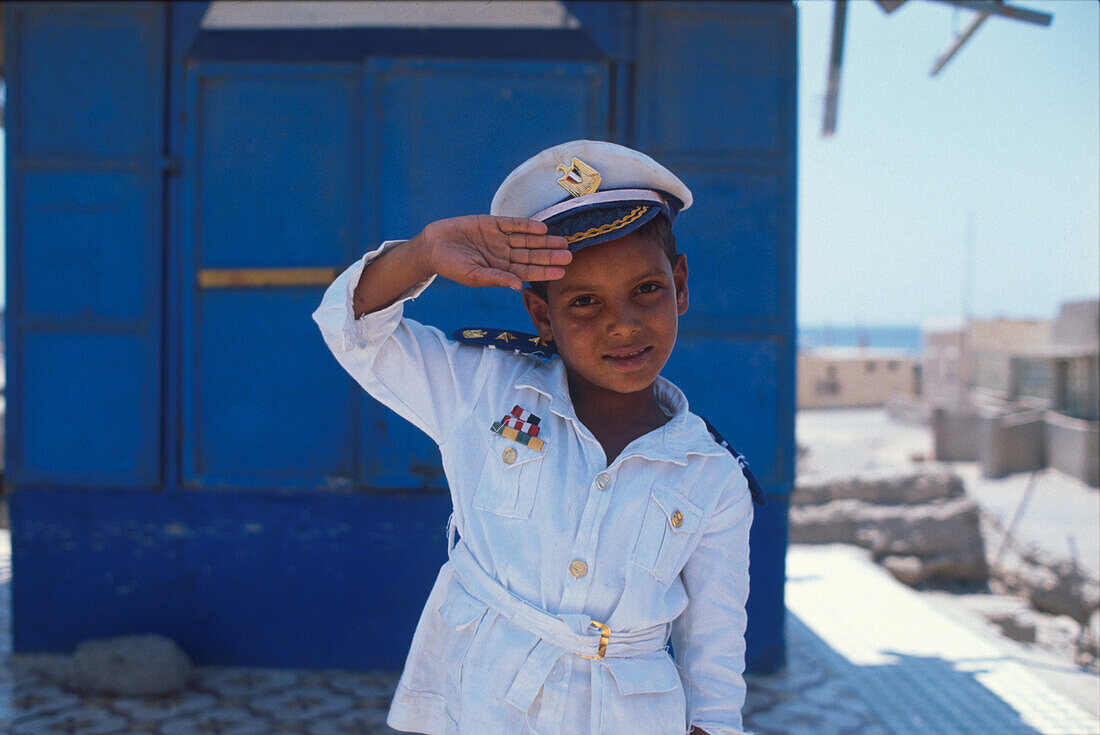 Ägyptischer Junge salutiert, Safaga, Ägypten, Afrika