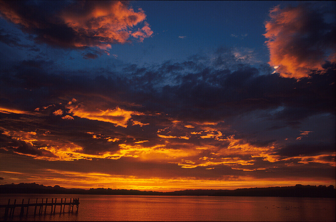 Sonnenuntergang bei Frauenchiemsee Bayern, Deutschland