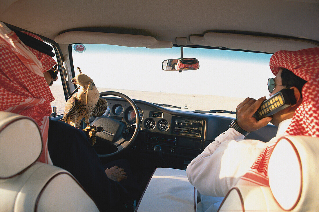 Scheichs am Steuer mit Autotelefon, Katar