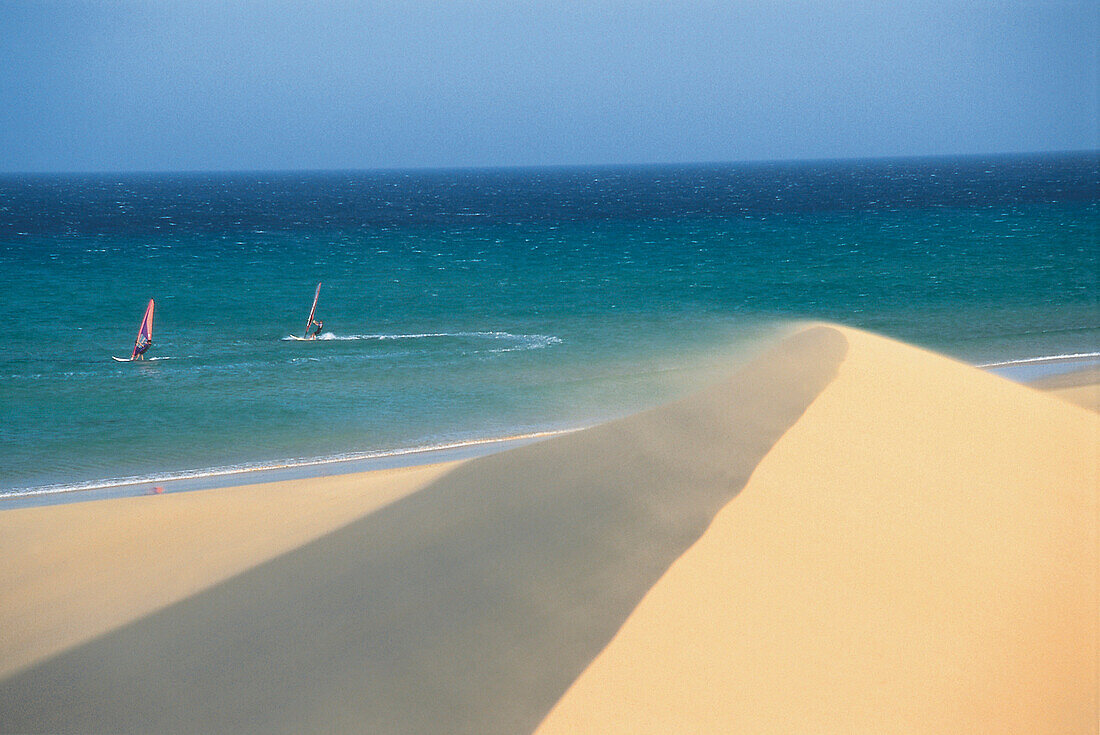 Sanddüne und Windsurfer im Sonnenlicht, Fuerteventura, Kanarische Inseln, Spanien, Europa