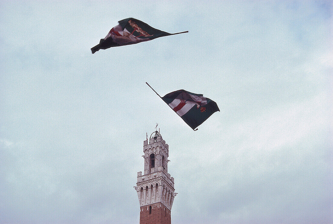 Flaggen fliegen vor dem Rathausturm, Palio, Siena, Toskana, Italien