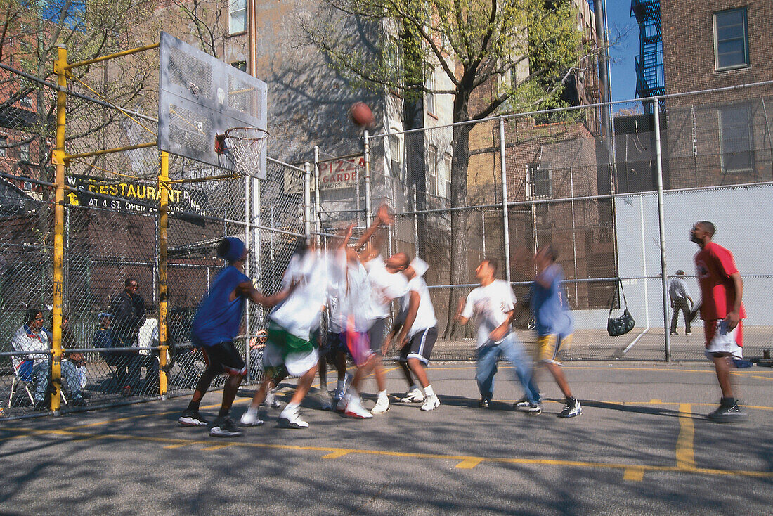 Junge Männer spielen Basketball, Manhattan, New York City, New York, USA, Amerika
