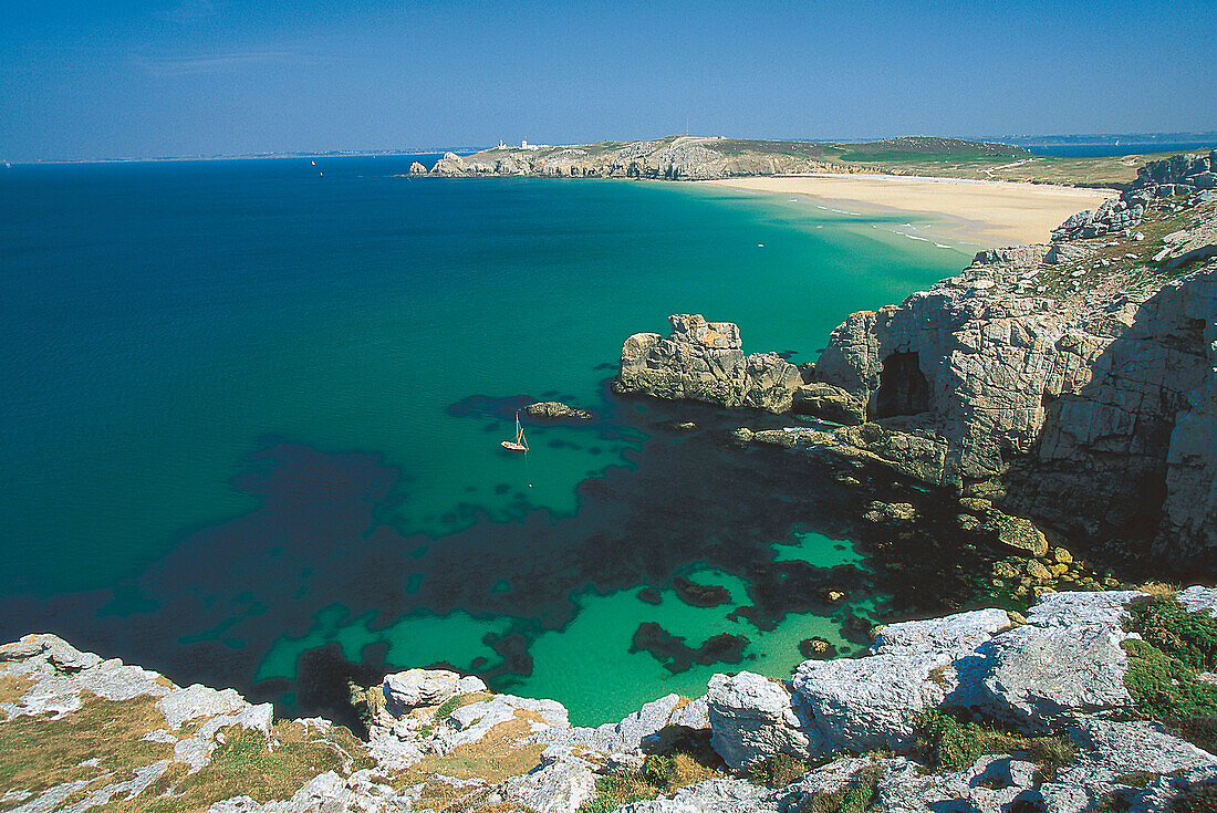 Blick auf eine Bucht und Strand im Sonnenlicht, Baie des Trépassés, Bretagne, Frankreich, Europa