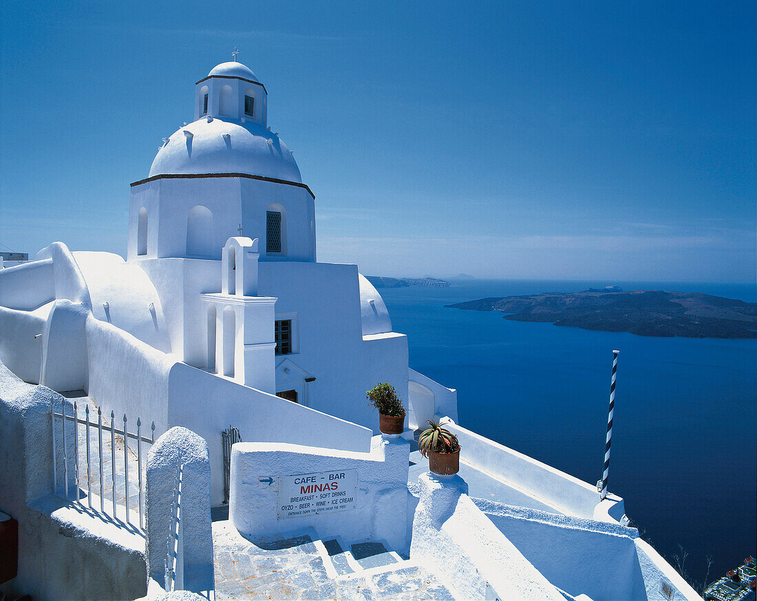 Strahlend weiße Kirche mit Blick aufs Meer, Thira, Santorini, Griechenland