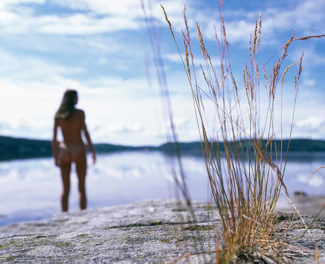 Frau steht am Ufer, See, Schweden