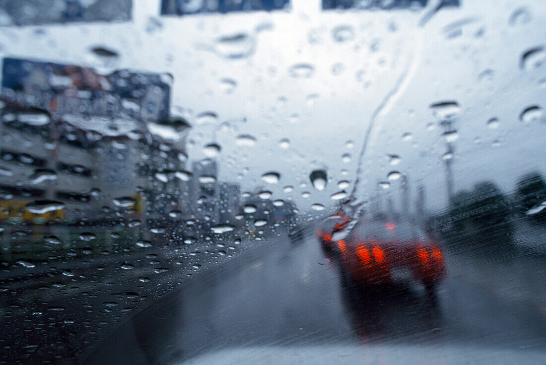 Blick durch die Windschutzscheibe eines Autos im Regen