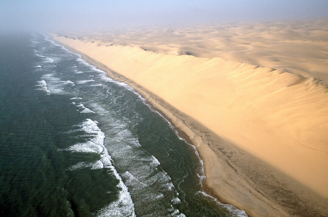 Luftaufnahme von Dünen an der Diamantenküste, Namib, Naukluft Park, Namibia, Afrika