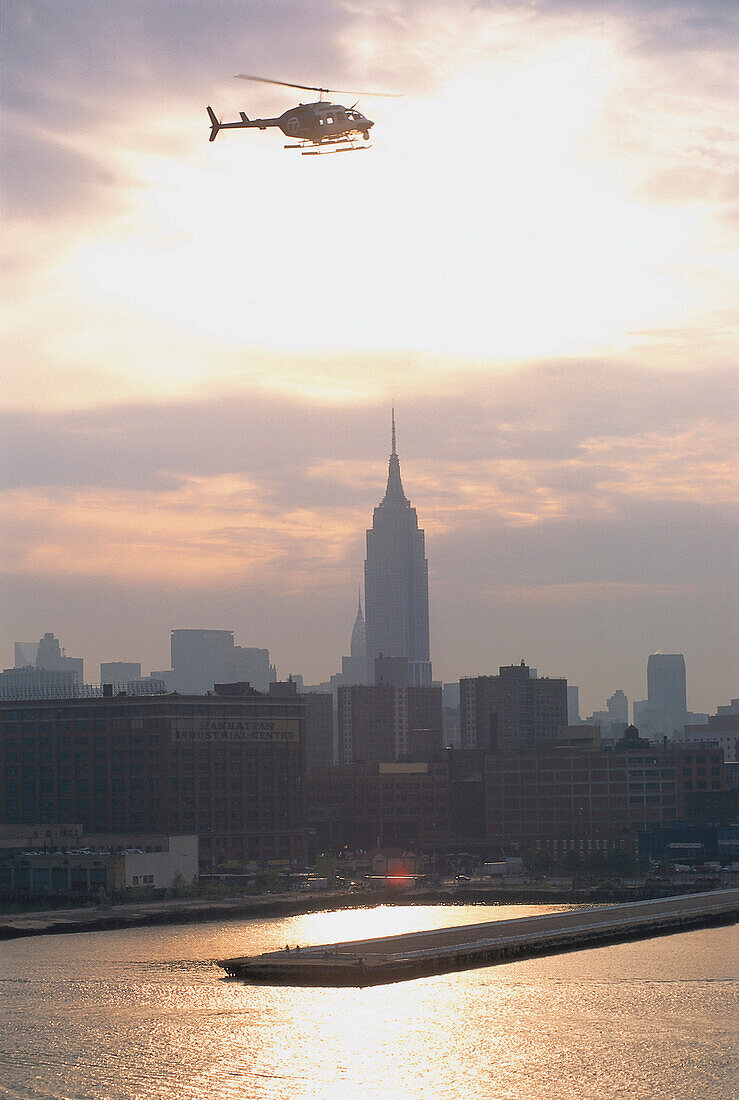 Hubschrauber über dem Empire State Building und dem Hudson River im Abendlicht, Manhattan, New York City, USA, Amerka