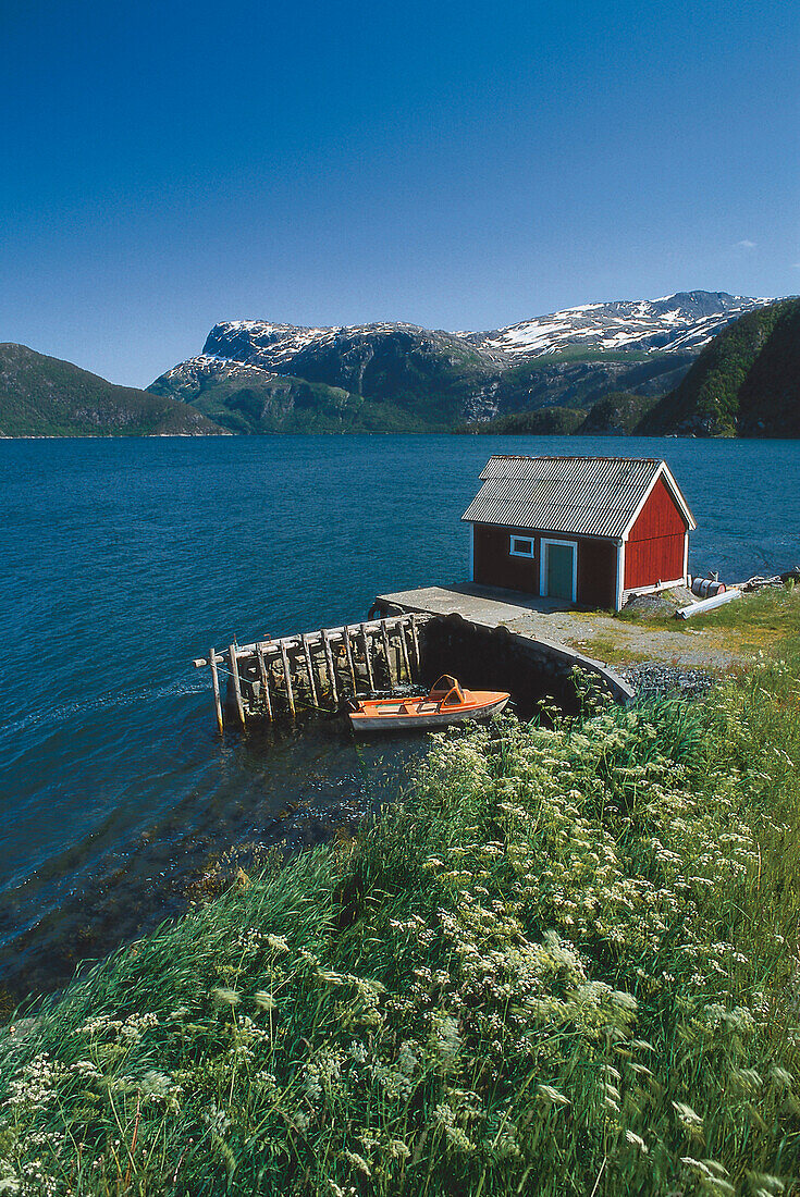 Holzhaus am Nordfjord, Sogn og Fjordane, Norwegen