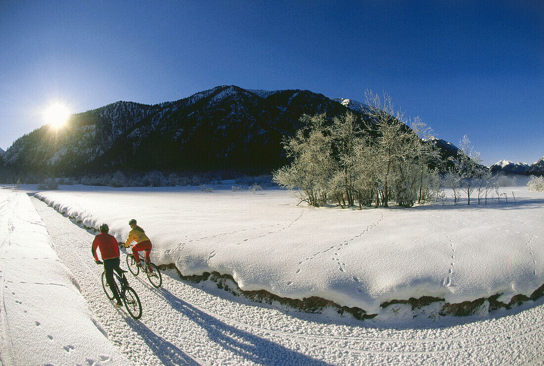 Mountain Biking, im Schnee, Oberbayern, Deutschland