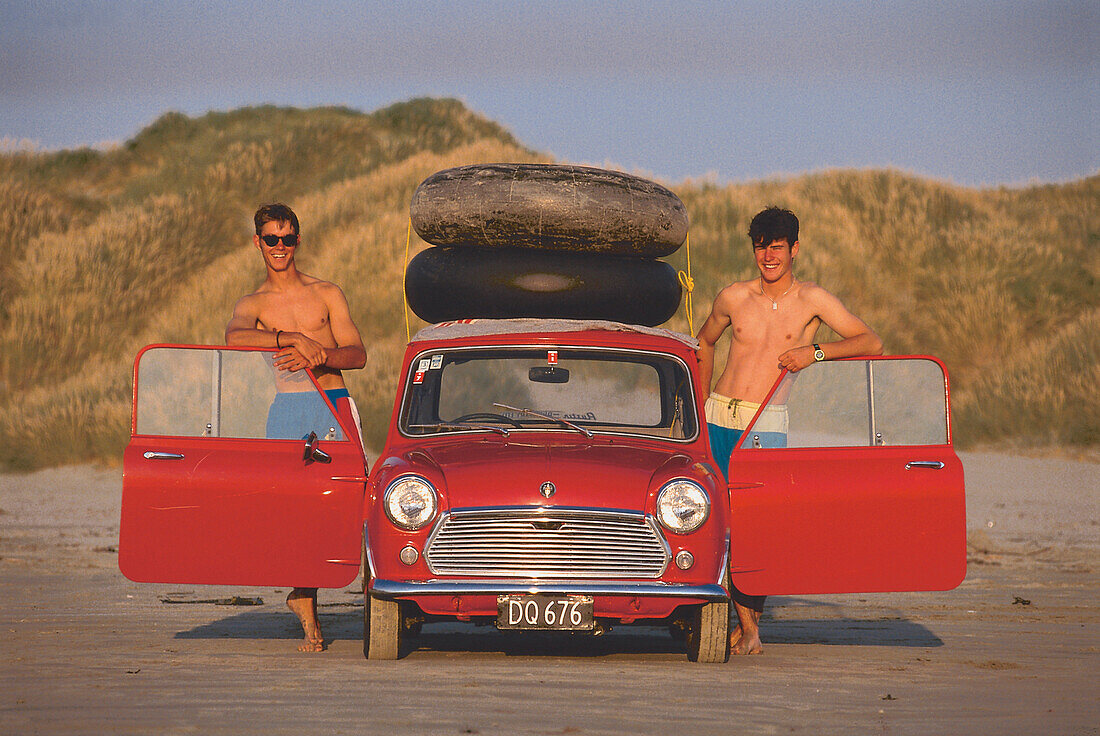 Zwei Männer mit Mini, Oreti Beach South Island, Neuseeland