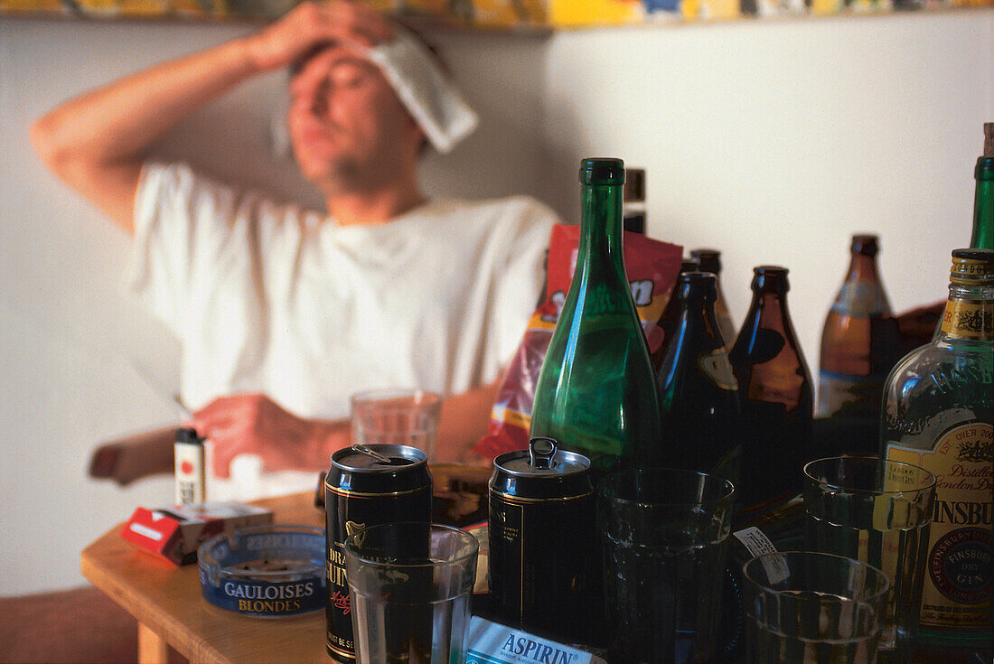 Junger Mann hat Kater nach Alkoholgenuss