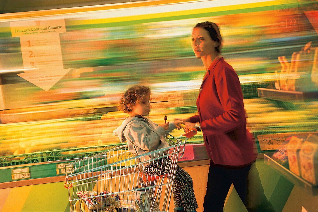 Mutter mit Kind, im Supermarkt