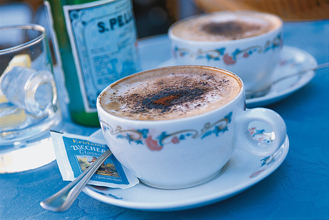 Zwei Tassen Cappuccino, Kampanien, Italien
