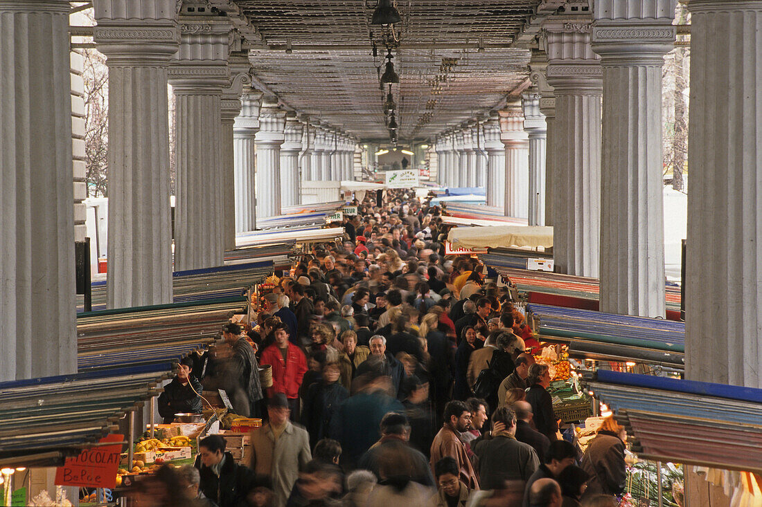 Blick auf Wochenmarkt von oben, Paris, Frankreich