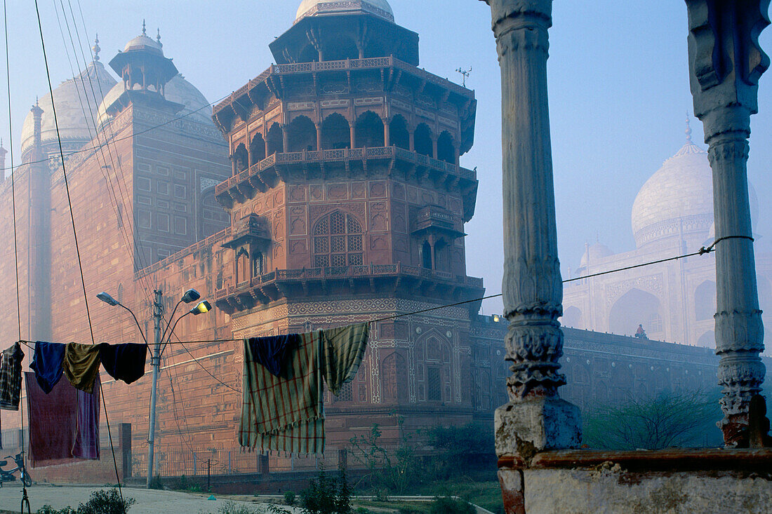Wäscheleine mit Wäsche vor dem Taj Mahal im Morgennebel, Agra, Uttar Pradesh, Indien