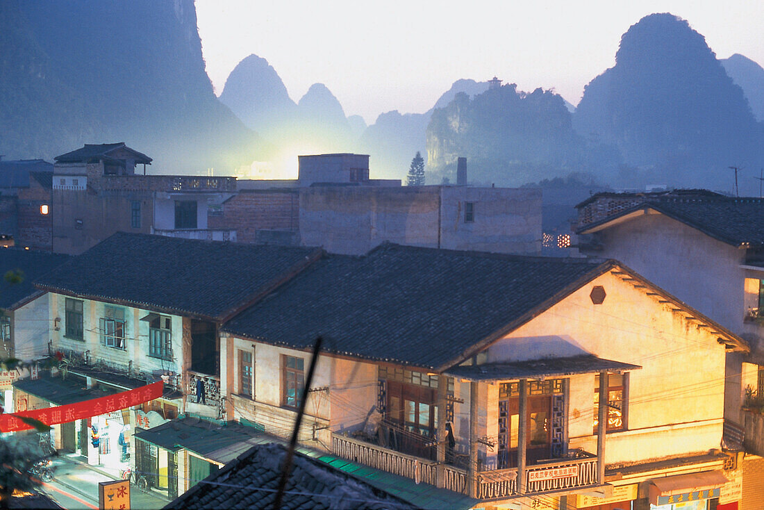 Wohnhäuser am Morgen in Yangshuo, Guilin, China