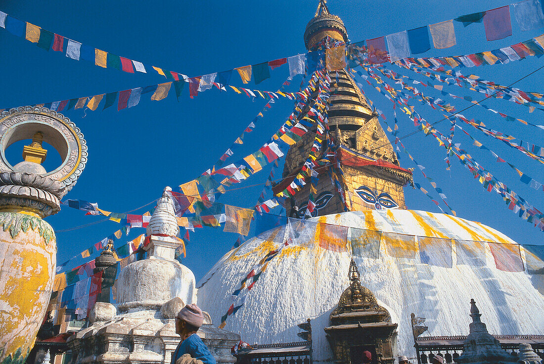 Gebetsflaggen an der Stupa von Swayambunath unter blauem Himmel, Kathmandu, Nepal, Asien