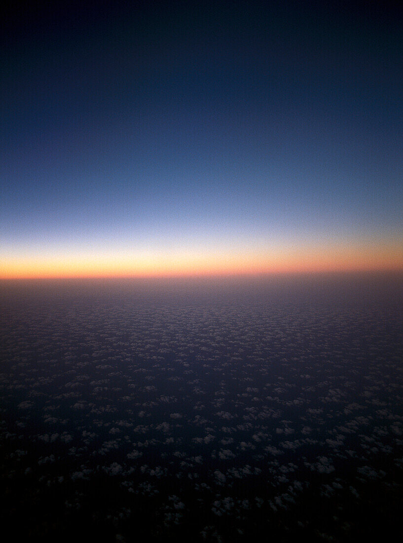 Sonnenaufgang, über den Wolken