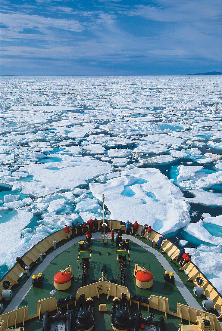 Eisbrecher vom Eis umzingelt, Nunavut, Kanada, Nordamerika, Amerika