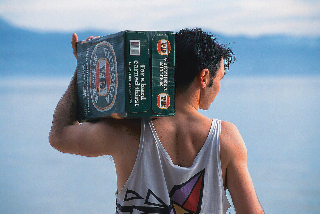 Mann mit Bierkarton, Australien