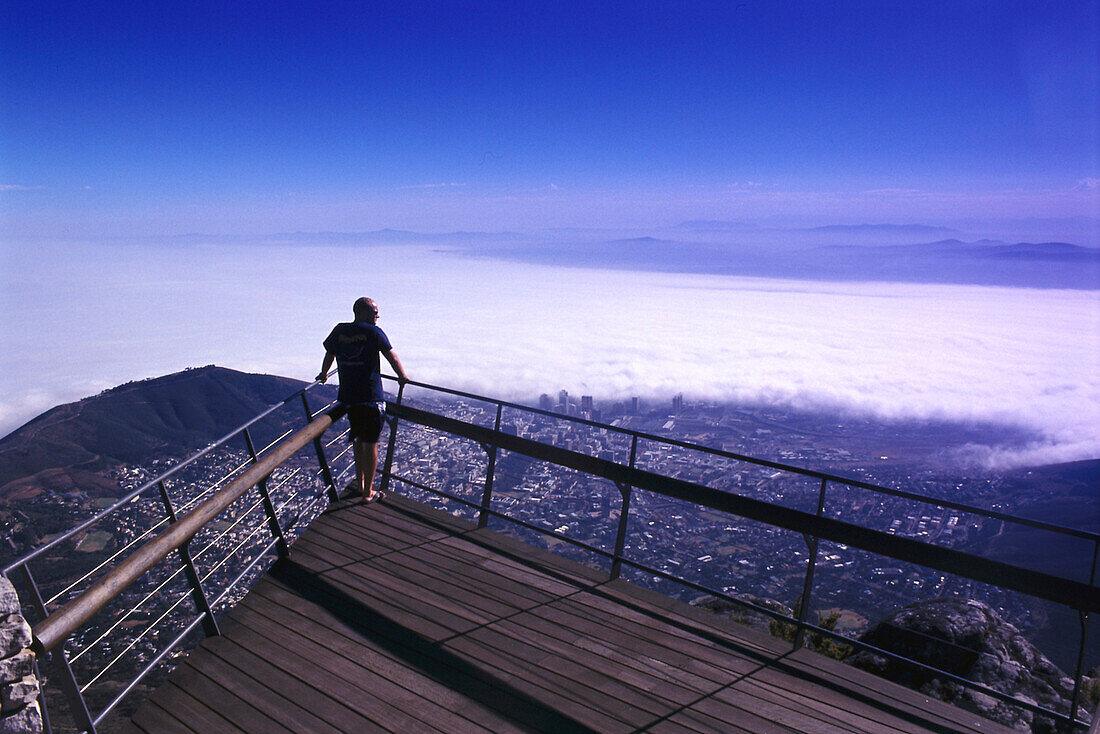 Blick von einem Aussichtspunkt auf dem Tafelberg auf Kapstadt, Südafrika, Afrika