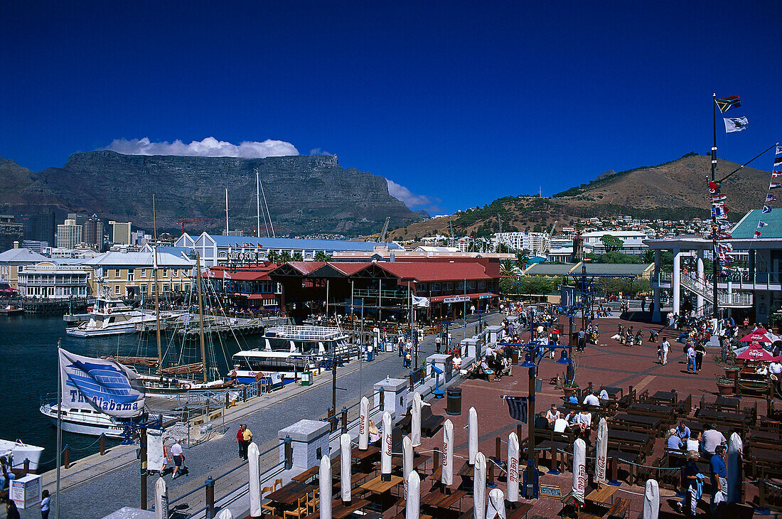 Victoria &amp; Alfred Waterfront, Blick auf Hafen und Berge unter blauem Himmel, Kapstadt, Südafrika, Afrika