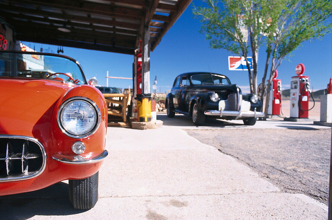 Vintage cars at a filling station, Hackberry, Route 66, Arizona USA, America