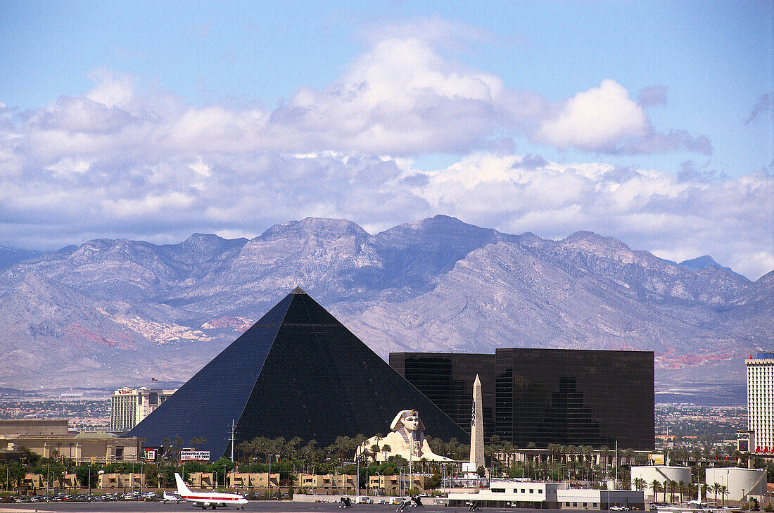 Blick auf die Pyramide des Hotel Luxor &amp; Casino, Las Vegas, Nevada, USA, Amerika