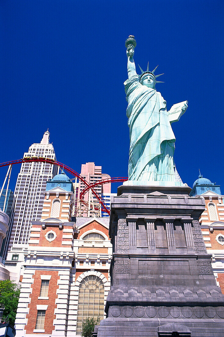 Das Hotel New York New York unter blauem Himmel, Las Vegas, Nevada, USA, Amerika