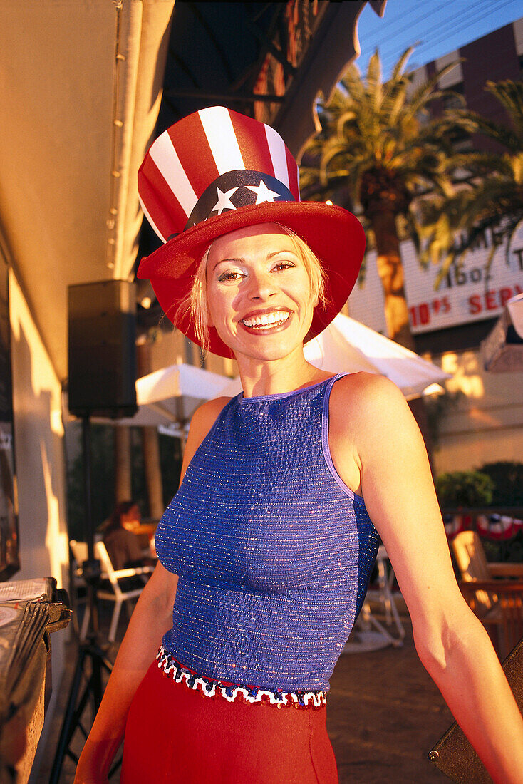 Lachende Frau mit Zylinder, Las Vegas, Nevada, USA, Amerika