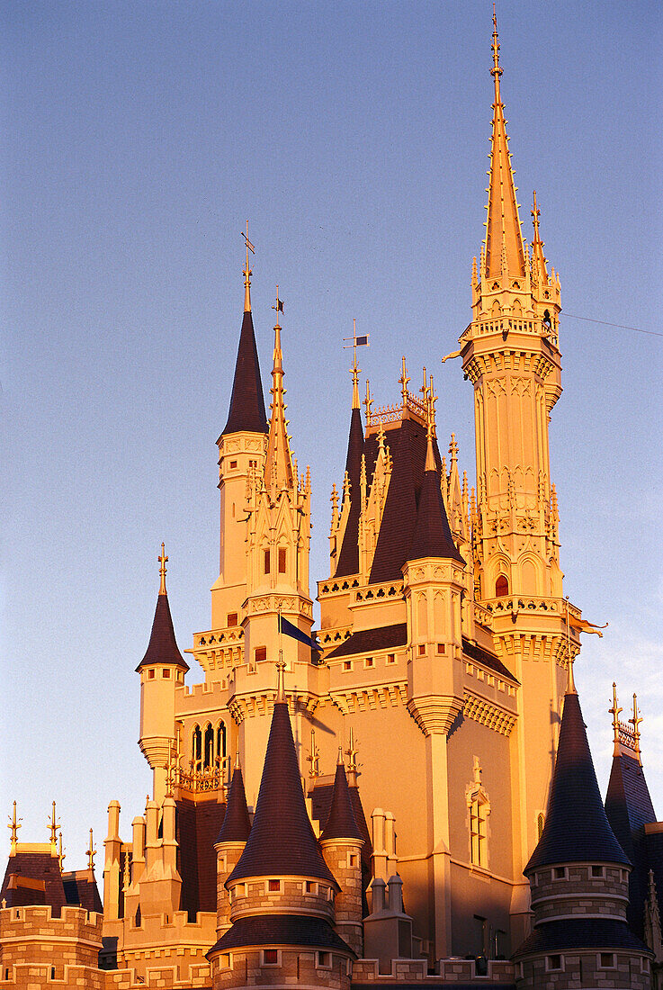 Märchenschloss im Licht der Abendsonne, Magic Kingdom, Disneyworld, Orlando, Florida, USA, Amerika