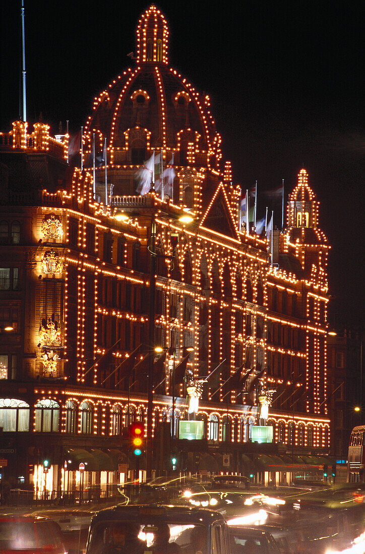 Beleuchtung der Fassade von Harrods in der Nacht, Knightsbridge, Brompton Road, London, England, Großbritanien