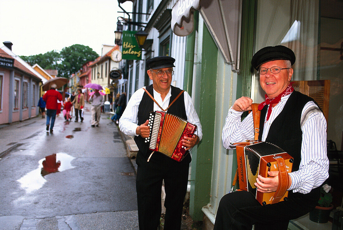Zwei Straßenmusiker in der Altstadt von Sigtuna, Sigtuna, Schweden