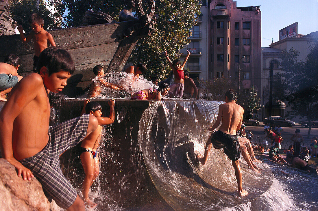 Kinder baden in einem Brunnen, Parque Forestal, Santiago, Chile, Südamerika, Amerika